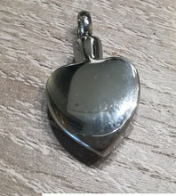 Carica l'immagine nel visualizzatore di Gallery, Ciondolo funerario a Cuore