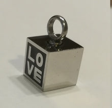 Carica l'immagine nel visualizzatore di Gallery, Ciondolo per ceneri - LOVE