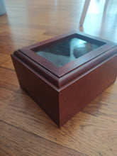 Carica l'immagine nel visualizzatore di Gallery, Urna foto di legno PARAHI