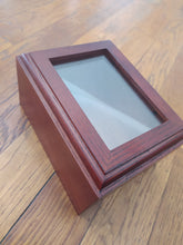 Carica l'immagine nel visualizzatore di Gallery, Urna foto di legno PARAHI