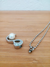 Carica l'immagine nel visualizzatore di Gallery, Ciondolo per ceneri Cigno Bianco