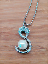 Carica l'immagine nel visualizzatore di Gallery, Ciondolo per ceneri Cigno Bianco