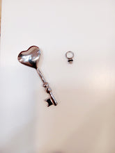 Carica l'immagine nel visualizzatore di Gallery, Ciondolo porta ceneri - CHIAVE DEL CUORE