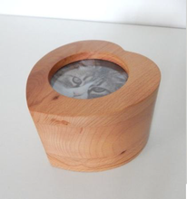 Carica l'immagine nel visualizzatore di Gallery, Urna foto di legno PARAHI