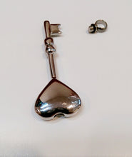 Carica l'immagine nel visualizzatore di Gallery, Ciondolo porta ceneri - CHIAVE DEL CUORE