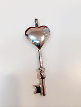 Carica l'immagine nel visualizzatore di Gallery, Ciondolo porta ceneri - CHIAVE DEL CUORE