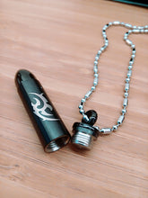 Carica l'immagine nel visualizzatore di Gallery, pendente funerario - proiettile con tribale