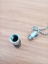 Carica l'immagine nel visualizzatore di Gallery, Ciondolo ricordo cilindrico Nero