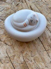 Carica l&#39;immagine nel visualizzatore di Gallery, Urne Chat céramique blanche
