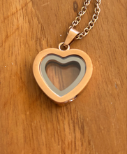 Carica l&#39;immagine nel visualizzatore di Gallery, Collana con urna a forma di cuore in oro
