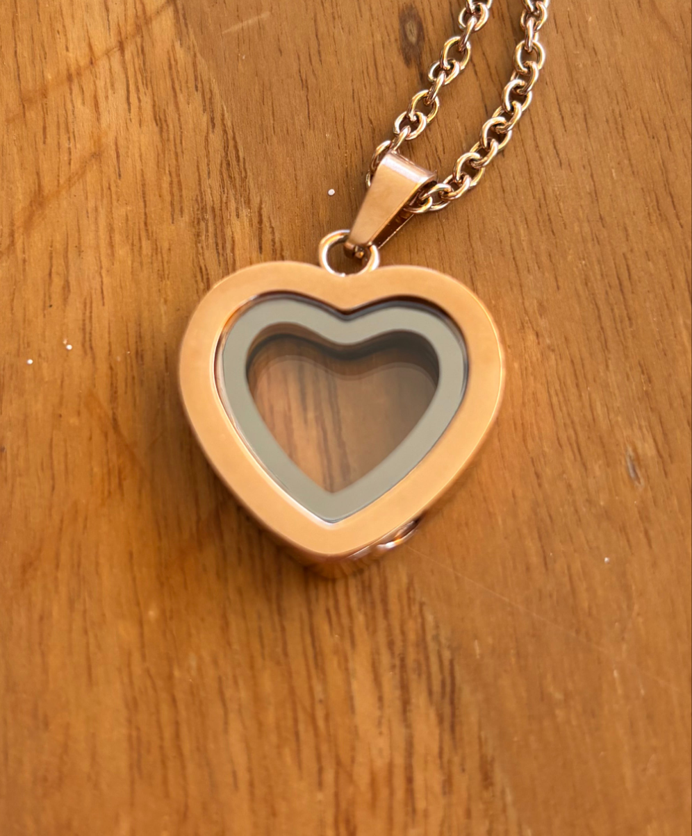 Collana con urna a forma di cuore in oro