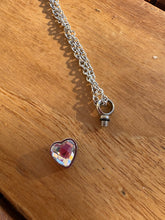 Carica l'immagine nel visualizzatore di Gallery, collier cineraire cœur ouvert cendres
