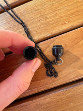 Carica l'immagine nel visualizzatore di Gallery, collier funeraire chat souvenir pendentif porte
