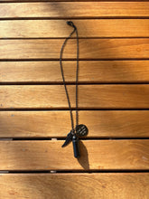 Carica l'immagine nel visualizzatore di Gallery, collier urne chat angel noir porte vue ensemble
