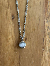 Carica l'immagine nel visualizzatore di Gallery, Collier Urne Pendentif blanc - photo 1
