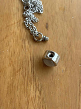 Carica l'immagine nel visualizzatore di Gallery, Collier Urne Pendentif blanc - photo 3
