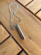 Carica l'immagine nel visualizzatore di Gallery, pendentif urne en argent
