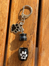 Carica l'immagine nel visualizzatore di Gallery, Porte-clés urne Patte de chien - photo 3
