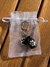 Carica l'immagine nel visualizzatore di Gallery, Porte-clés urne Patte de chien - photo 4
