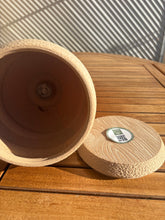 Carica l'immagine nel visualizzatore di Gallery, urne biodegradable plante
