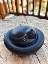 Carica l&#39;immagine nel visualizzatore di Gallery, urne funeraire chat ceramique noire
