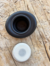 Carica l&#39;immagine nel visualizzatore di Gallery, urne chat ceramique noire ouverte
