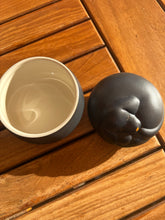 Carica l'immagine nel visualizzatore di Gallery, urne pour chien ouverte
