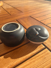 Carica l'immagine nel visualizzatore di Gallery, urne cineraire pour animaux noire
