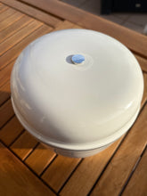 Carica l'immagine nel visualizzatore di Gallery, urne cineraire blanc vue dessus
