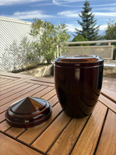 Carica l&#39;immagine nel visualizzatore di Gallery, urne cineraire bordeaux mandalay avec couvercle
