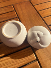 Carica l'immagine nel visualizzatore di Gallery, urne cineraire pour chien blanche ouverte
