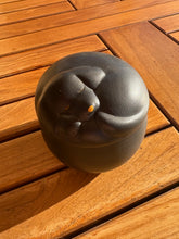 Carica l'immagine nel visualizzatore di Gallery, urne cineraire pour chien noire
