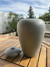 Carica l&#39;immagine nel visualizzatore di Gallery, urne cineraire classic grise avec couvercle
