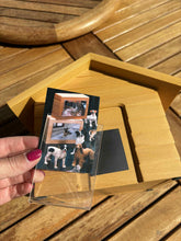 Carica l&#39;immagine nel visualizzatore di Gallery, Urne cinéraire maison en bois avec emplacement photo
