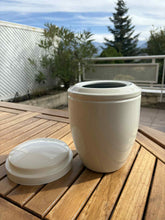 Carica l&#39;immagine nel visualizzatore di Gallery, urne cineraire metal blanche avec vue montagne
