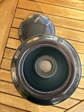 Carica l&#39;immagine nel visualizzatore di Gallery, urne cineraire samia marron vue du dessus
