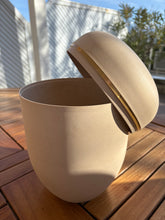 Carica l'immagine nel visualizzatore di Gallery, urne funeraire beige
