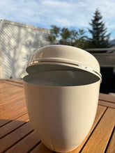 Carica l'immagine nel visualizzatore di Gallery, urne funeraire blanche
