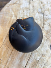 Carica l&#39;immagine nel visualizzatore di Gallery, urne funeraire pour chat en céramique
