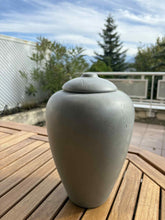 Carica l&#39;immagine nel visualizzatore di Gallery, urne funeraire classic gris biodegradable vue montagne
