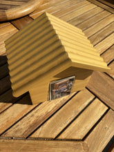 Carica l&#39;immagine nel visualizzatore di Gallery, Urne funéraire maison en bois au design sobre et naturel
