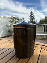 Carica l&#39;immagine nel visualizzatore di Gallery, urne funeraire ferrer marron avec vue montagne
