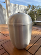 Carica l'immagine nel visualizzatore di Gallery, urne funeraire grise
