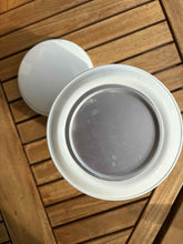 Carica l&#39;immagine nel visualizzatore di Gallery, urne funeraire metal blanc vue du dessus
