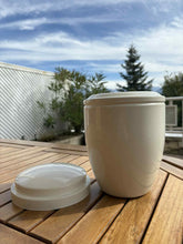 Carica l&#39;immagine nel visualizzatore di Gallery, urne funeraire metal blanche avec couvercle
