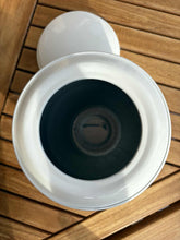 Carica l&#39;immagine nel visualizzatore di Gallery, urne funeraire metal blanc ouverte
