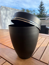 Carica l'immagine nel visualizzatore di Gallery, urne funeraire oeillet noire
