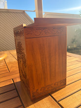 Carica l'immagine nel visualizzatore di Gallery, urne arbre de vie de dos  pour humain
