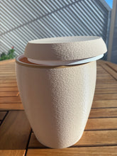 Carica l'immagine nel visualizzatore di Gallery, urne pour humain biodégradable
