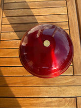 Carica l'immagine nel visualizzatore di Gallery, urne en métal rouge vue du dessus
